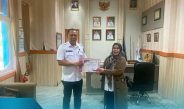 Kadisdik Novi Apriadi Serahkan Penghargaan Lingkungan untuk Dua SD Negeri Di Pagaralam