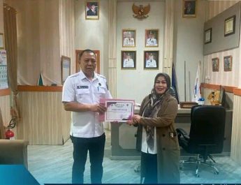 Kadisdik Novi Apriadi Serahkan Penghargaan Lingkungan untuk Dua SD Negeri Di Pagaralam