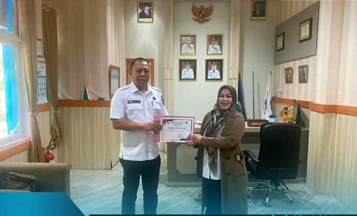 Kadisdik Novi Apriadi Serahkan Penghargaan Lingkungan untuk Dua SD Negeri Di Pagaralam