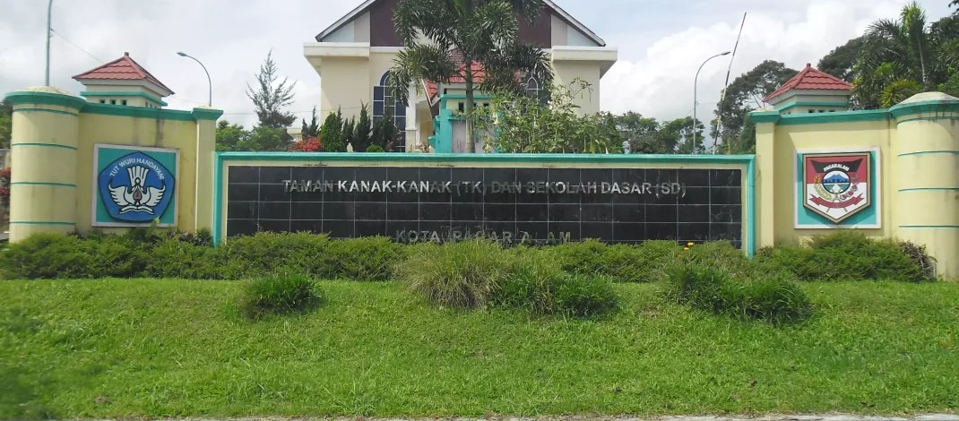 PANAS! Dana BOS SD Negeri 74 Pagar Alam: Kepsek Bungkam Total Saat Dikonfirmasi, Publik Tanya — Uang Negara Kok Jadi Uang Pribadi?