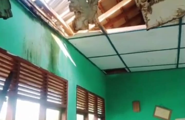 Atap Jebol, Kayu Lapuk, Dinding Berjamur! SDN 12 Pajar Bulan Lahat Terancam Roboh, Siswa Belajar Di Tengah Bahaya!