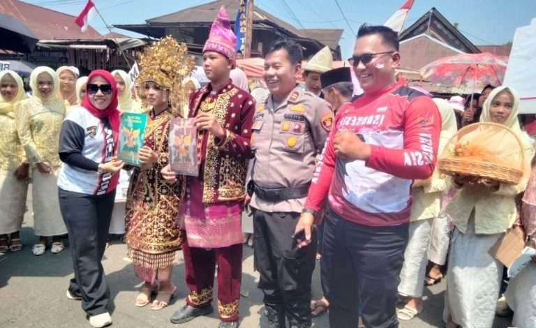 Lautan Manusia Memadati Pendopo, Camat Beserta Forkopimcam Terlibat Langsung Pawai Semarak HUT RI ke-81