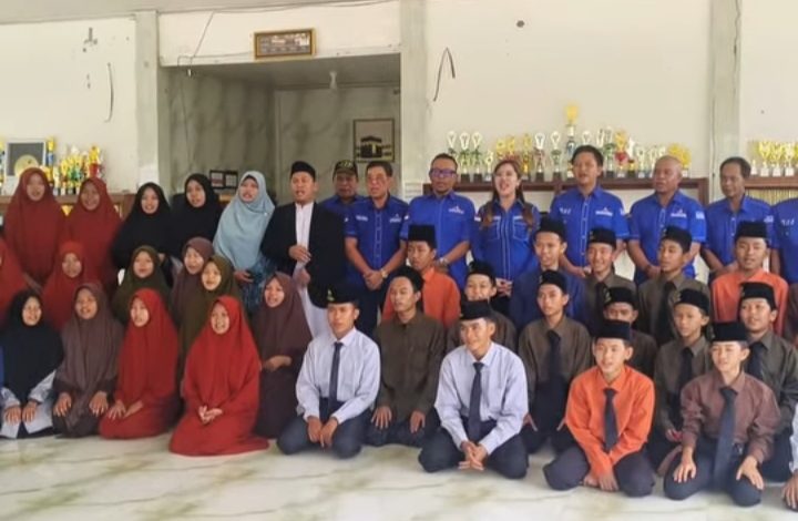 Semarak HUT Demokrat ke-25: DPC Kabupaten Empat Lawang Sambangi Ponpes Daarul Mahabbah, Bagikan Bantuan untuk Santri